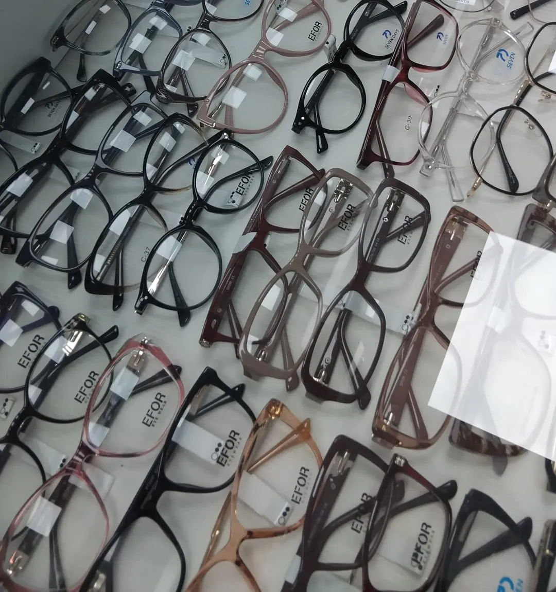 Rame de vedere din acetat, EFOR și Seven Days, în vitrina magazinului L’optique Monique de pe Bd. Chișinău