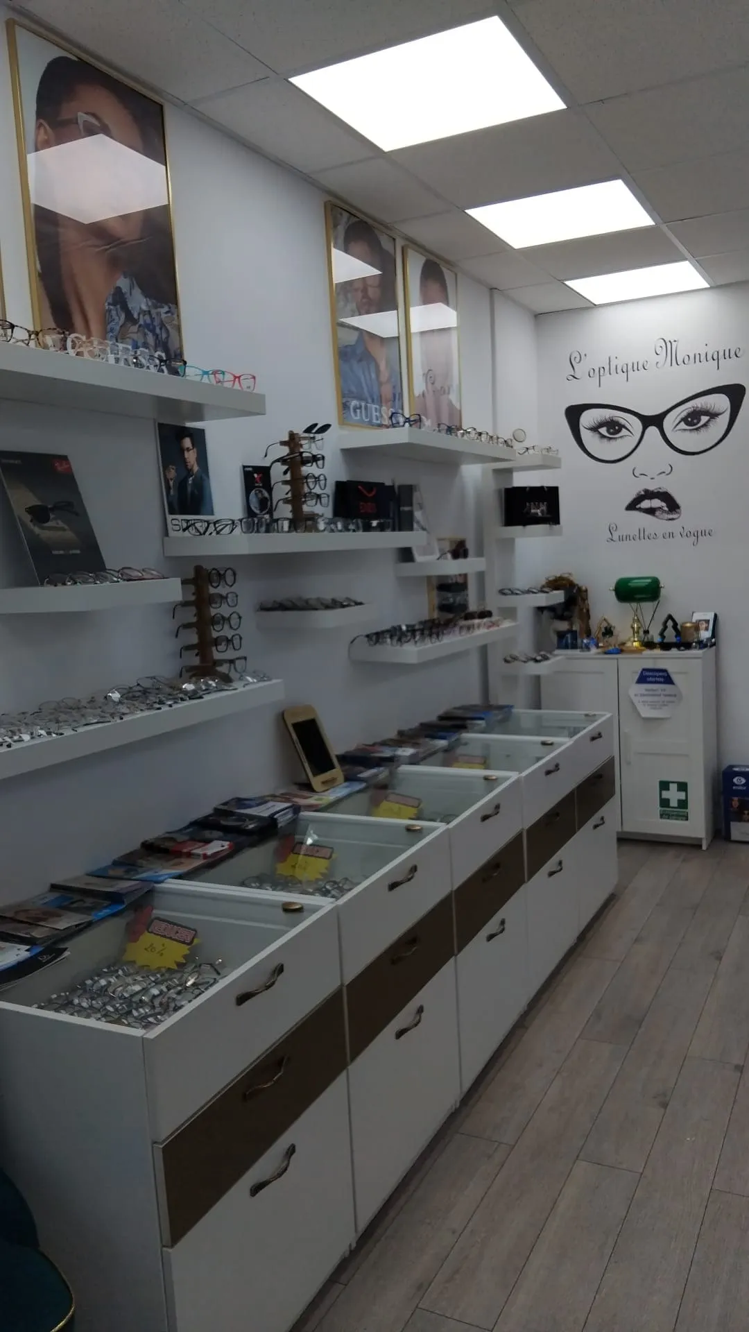 Rafturile cu rame și peretele cu logo-ul L’optique Monique, în magazinul de pe Bd. Chișinău