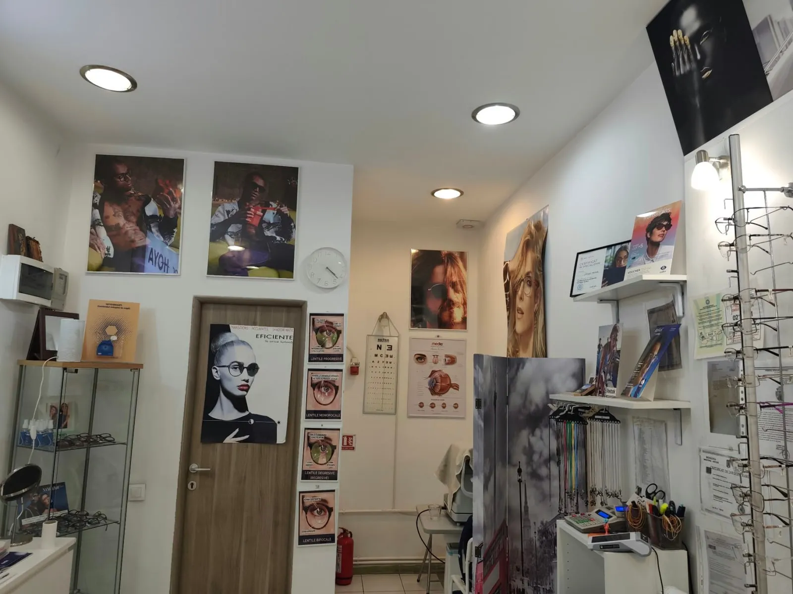 Interiorul magazinului L’optique Monique de la Obor, cu vitrine și zona de lucru
